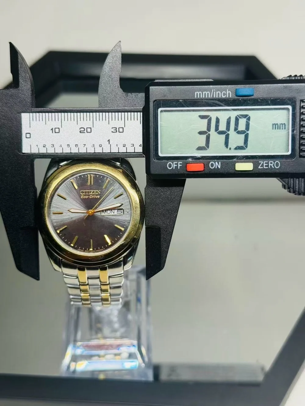 Vintage Citizen Eco-Drive Men’s Two Tone Quartz Watch Day Date 35mm Runs